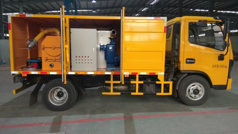 重慶廠家直銷吸污凈化車-- 重慶坤昊機電有限公司